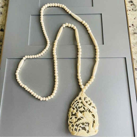 VINTAGE 1950’S CARVED CELLULOID BONE BEAD NECKLACE WITH OPEN CUT DRAGON … - Picture 3 of 7